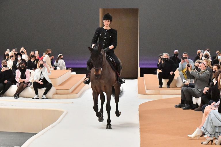 Charlotte Casiraghi apre la sfilata Chanel Haute Couture sul cavallo